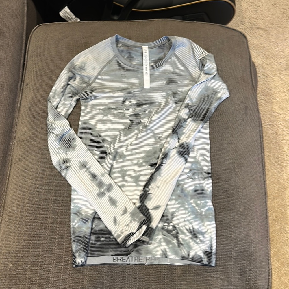 Really pretty blue tie dye long sleeve lululemon swiftly tech 2.0.